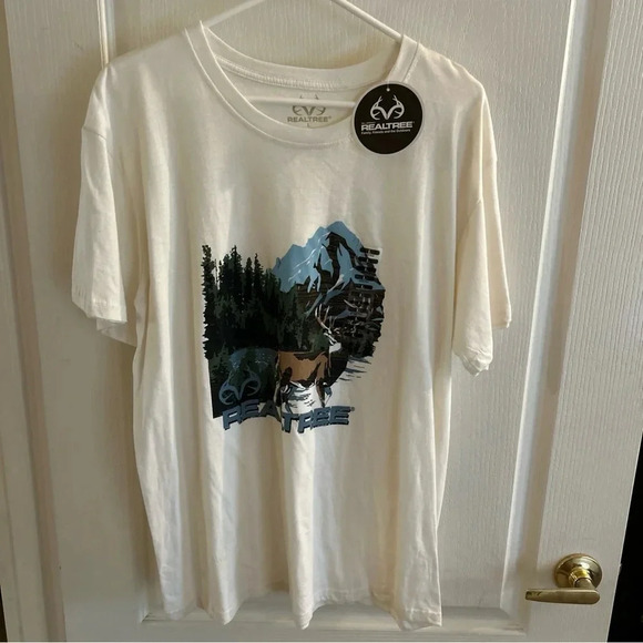 REALTREE Men’s Ivory Deer T-Shirt Size Large 60%cotton 40%polyester NEW - Picture 1 of 4